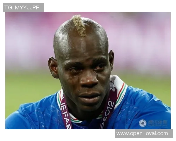 足球明星在赛场上泪洒瞬间感动无数球迷的真实视频回顾 足球明星在赛场上泪洒瞬间感动无数球迷的真实视频回顾